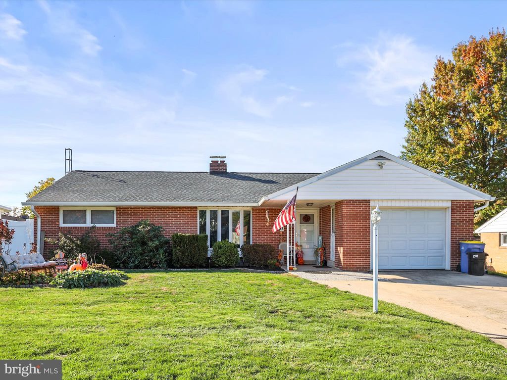 Photo of 310 Edgeboro Drive, MANCHESTER, PA 17345 (MLS # PAYK2092434)