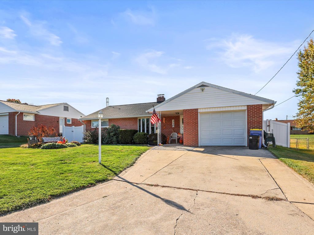 Photo of 310 Edgeboro Drive, MANCHESTER, PA 17345 (MLS # PAYK2092434)