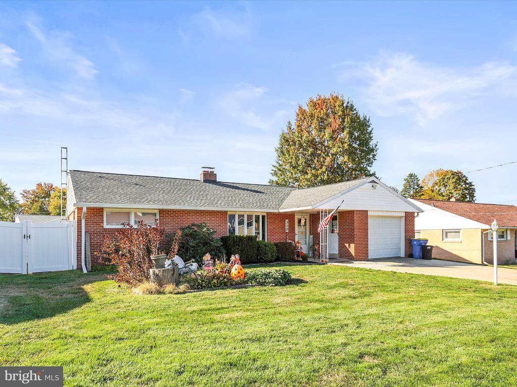 Photo of 310 Edgeboro Drive, MANCHESTER, PA 17345 (MLS # PAYK2092434)