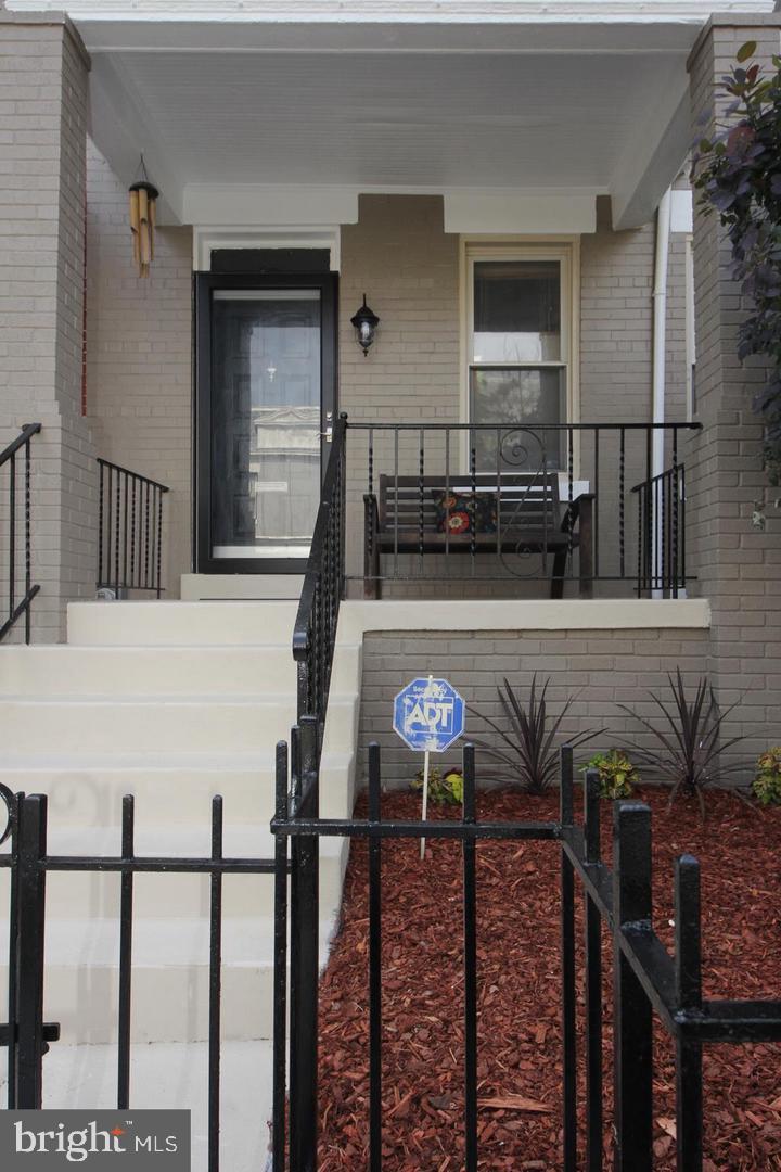 1932 SUMMIT PLACE NE