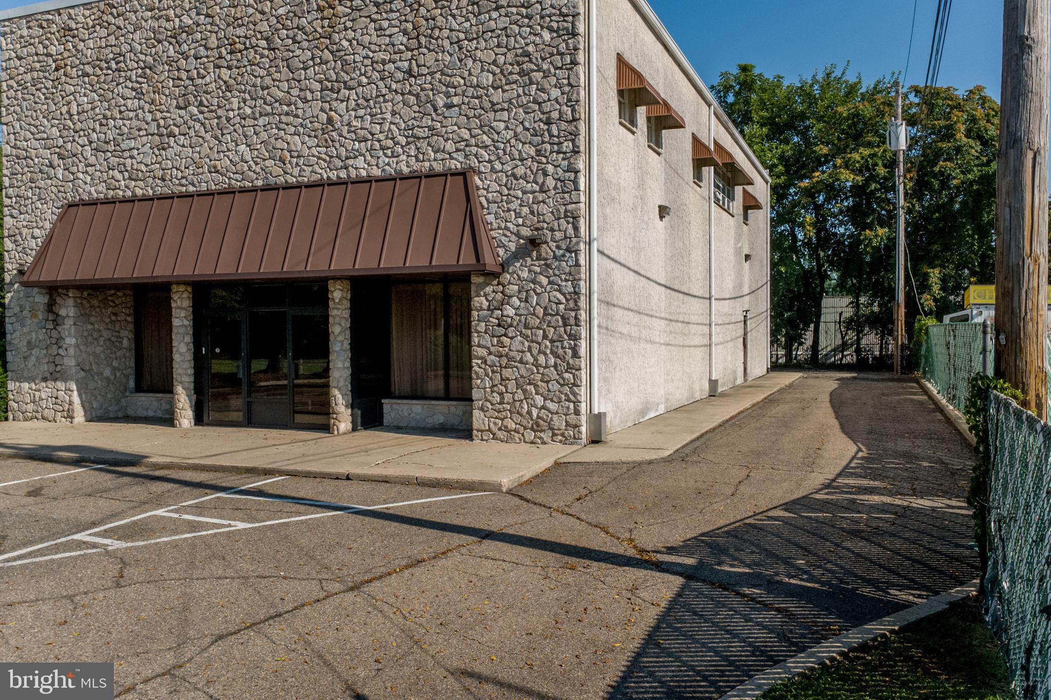 329 E LINCOLN HIGHWAY