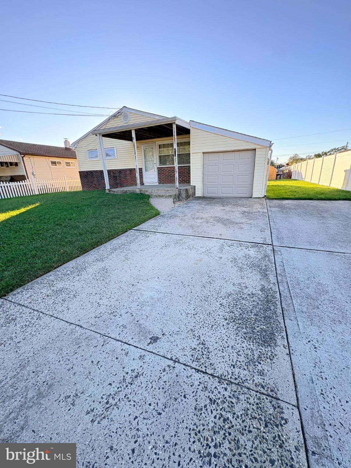 212 CANARY LANE