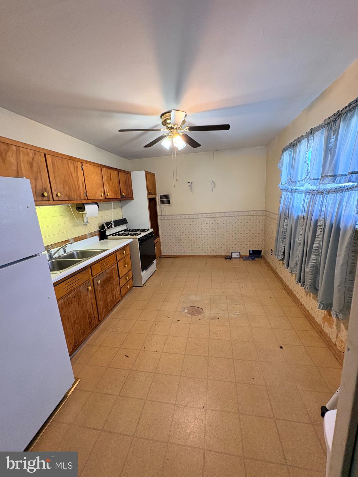 212 CANARY LANE