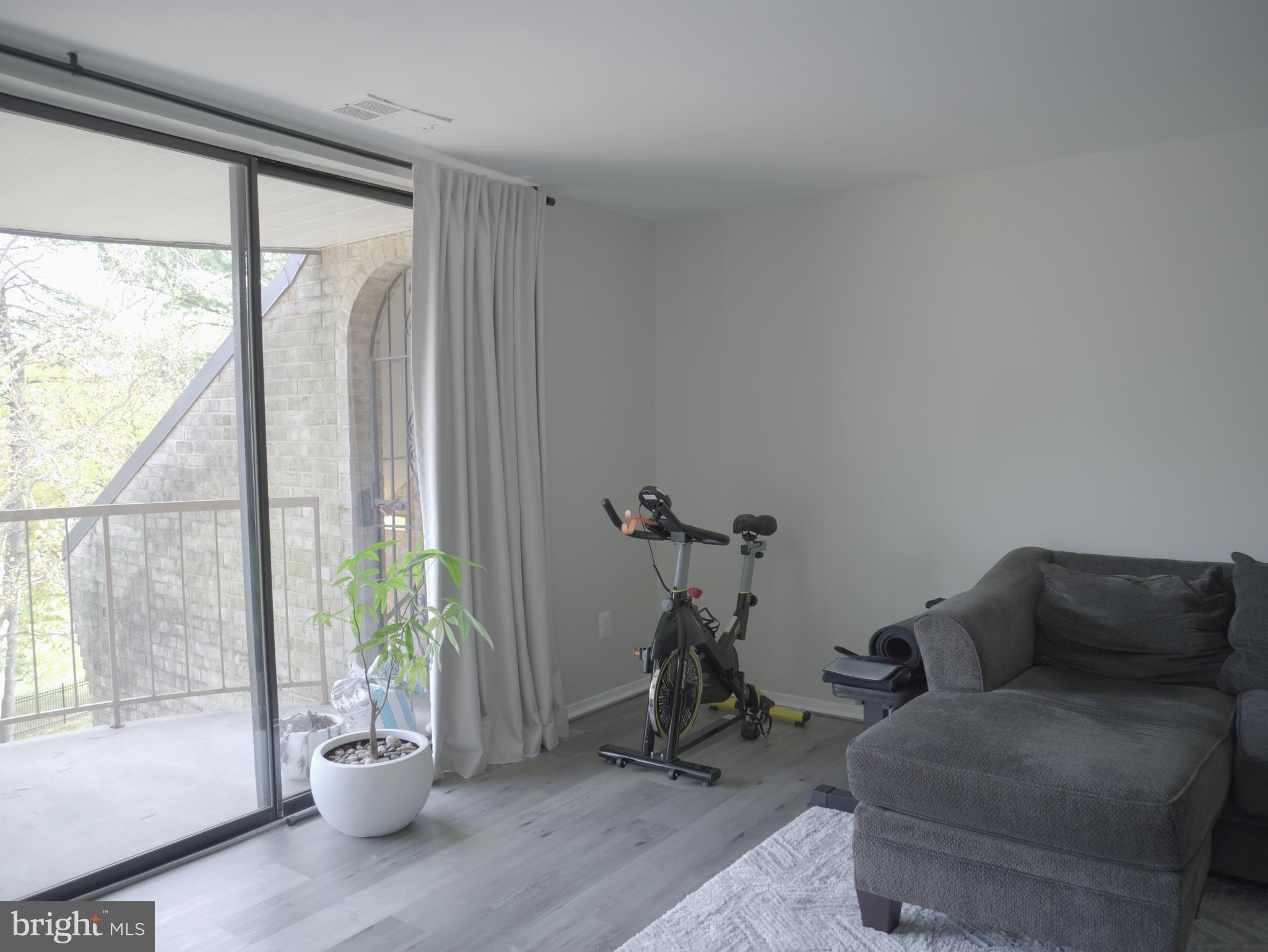 HUNTLEY SQUARE CONDOMINIUMS - Residential