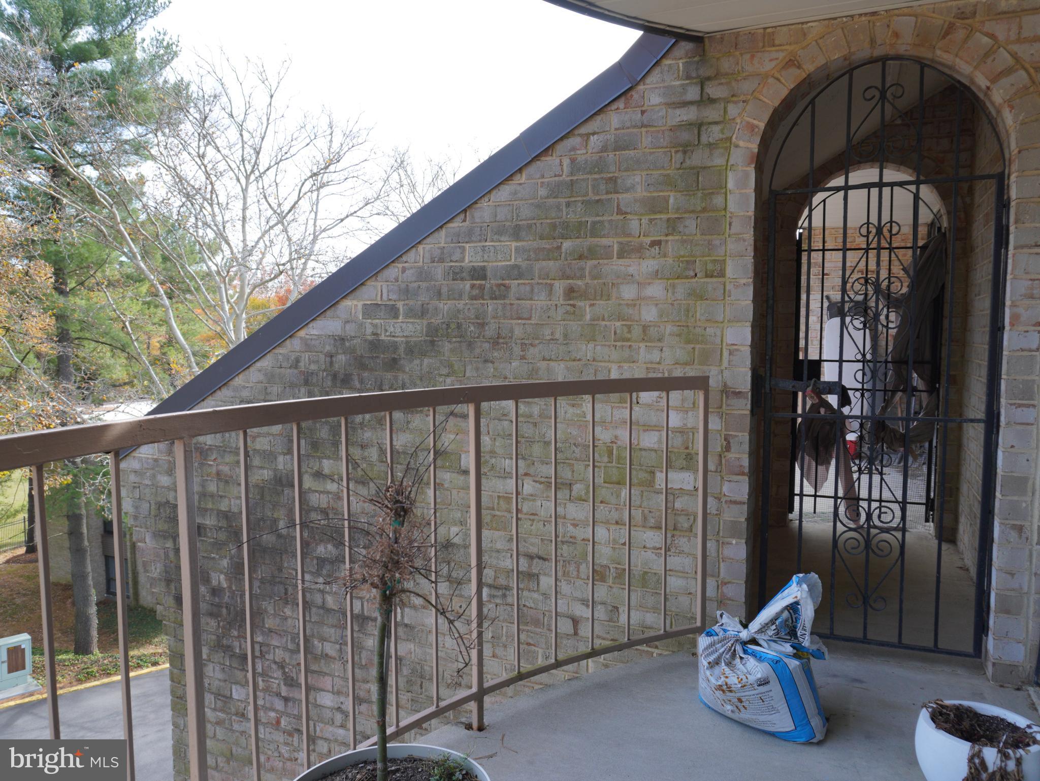 HUNTLEY SQUARE CONDOMINIUMS - Residential