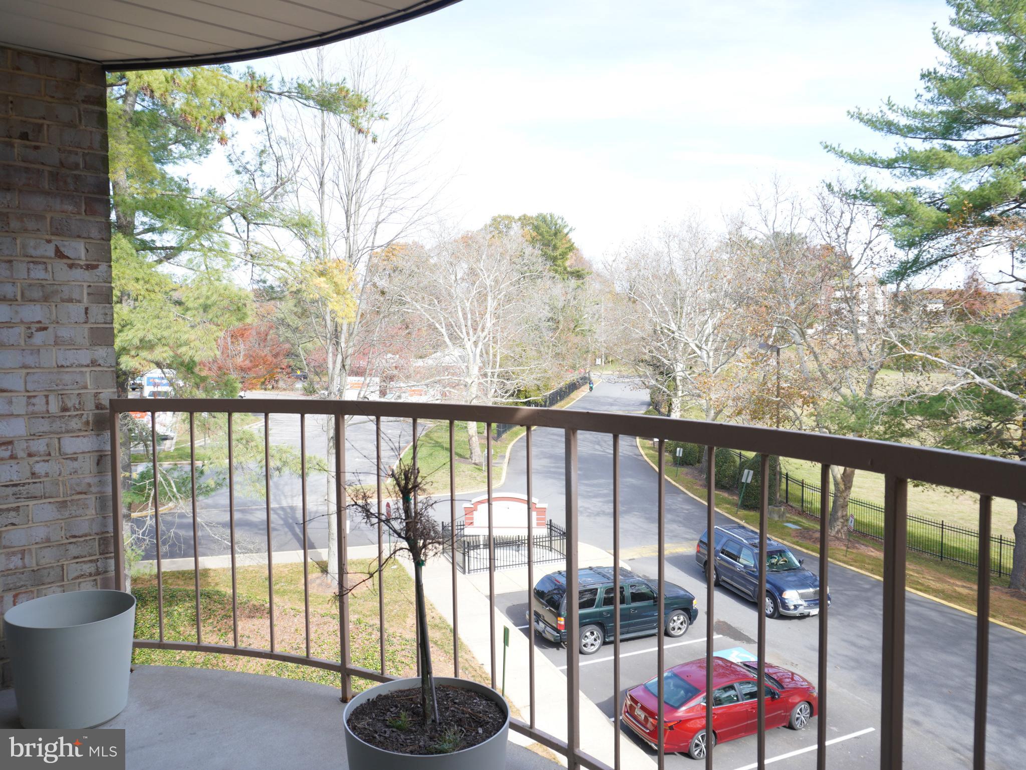 HUNTLEY SQUARE CONDOMINIUMS - Residential