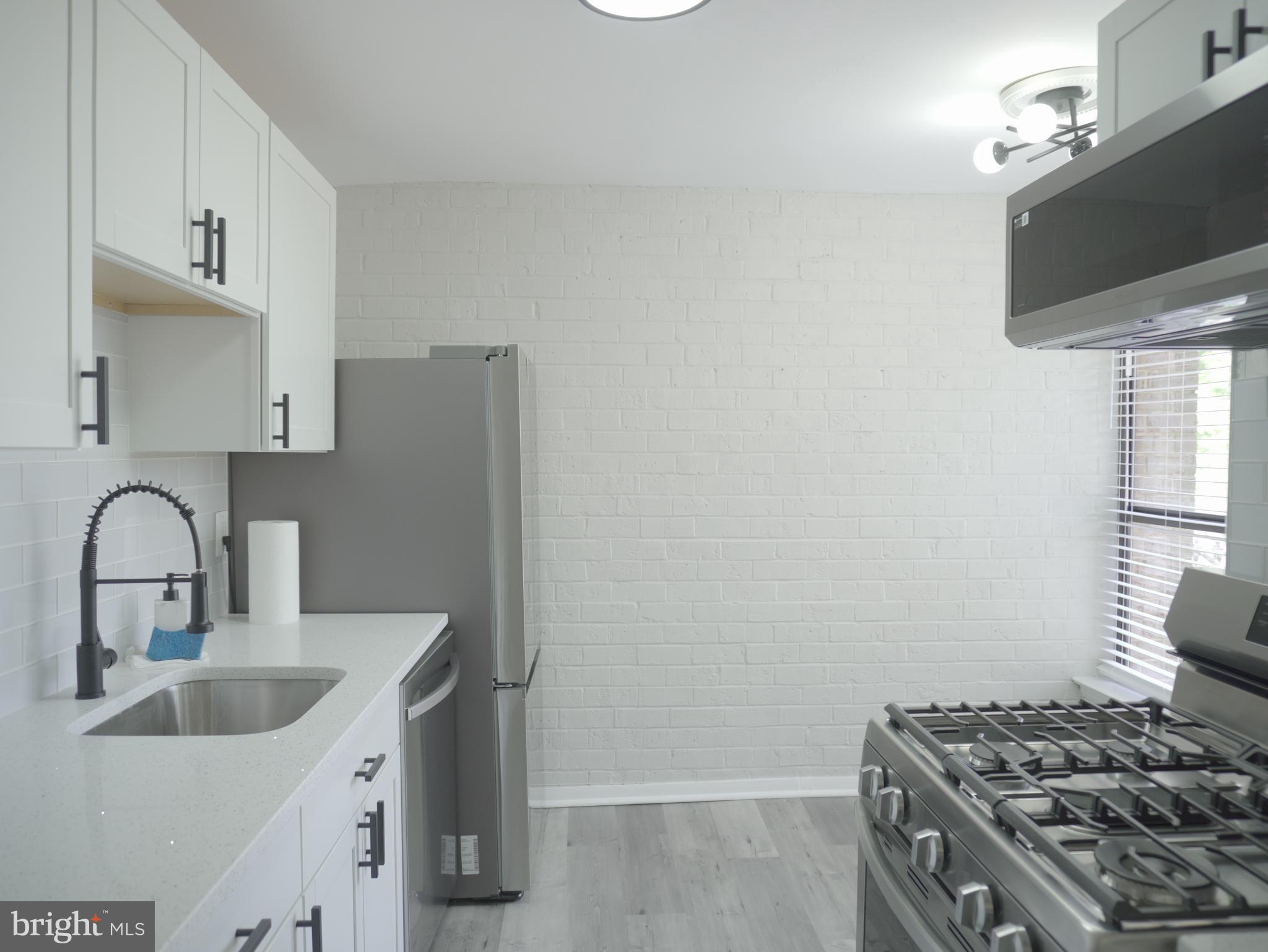 HUNTLEY SQUARE CONDOMINIUMS - Residential