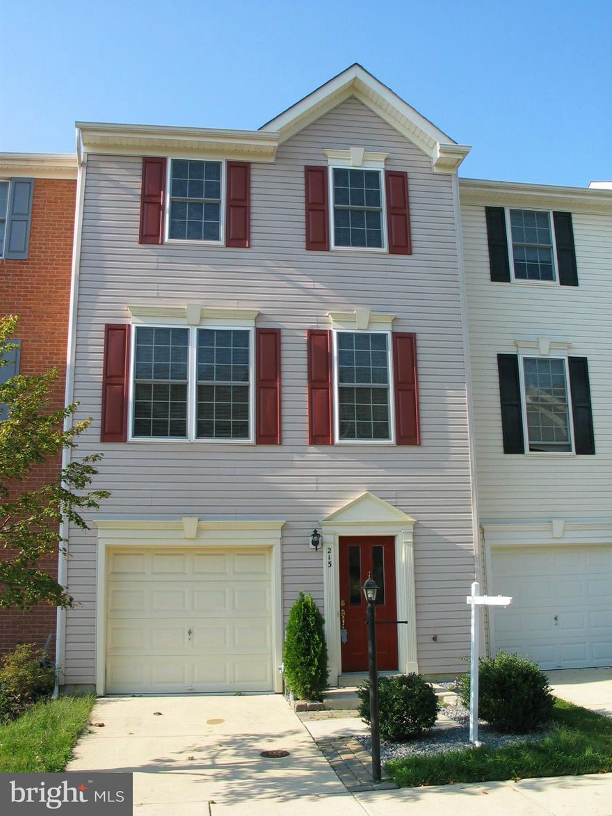 Freshly Painted, Carpet 2yrs,Large Townhome located in convenient Edgewater community of River Oaks. Freshly Painted one car Attached Garage, Main Level Family room and Laundry. Upper Level 1 Large Kitchen with Breakfast Nook and Access to Deck, Livingroom and Dining Room w/ 1/2 Bath, Upper level 2 has Master Bedroom w/Master Bath & Walk-in Closet, Full Hall Bath and two more Bedrroms