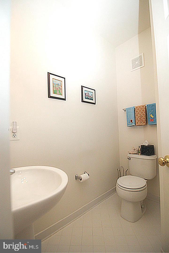 FAIR LAKES - Residential Lease