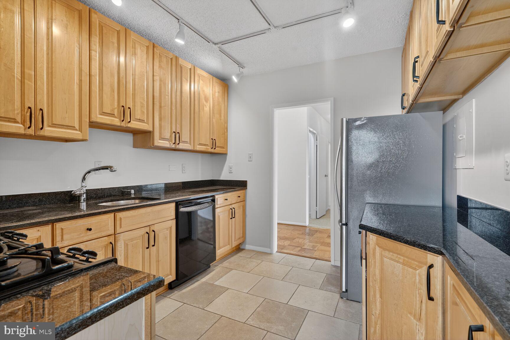 4141 N HENDERSON ROAD 1023