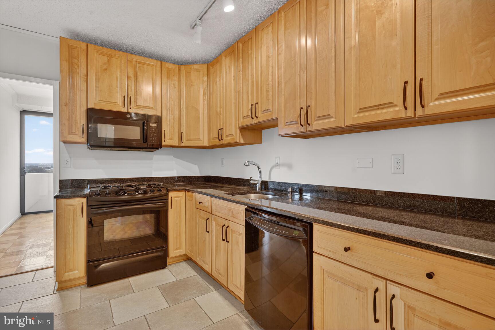 4141 N HENDERSON ROAD 1023