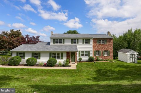 Photo of 743 FARMDALE RD, MOUNT JOY, PA 17552 (MLS # PALA2037794)