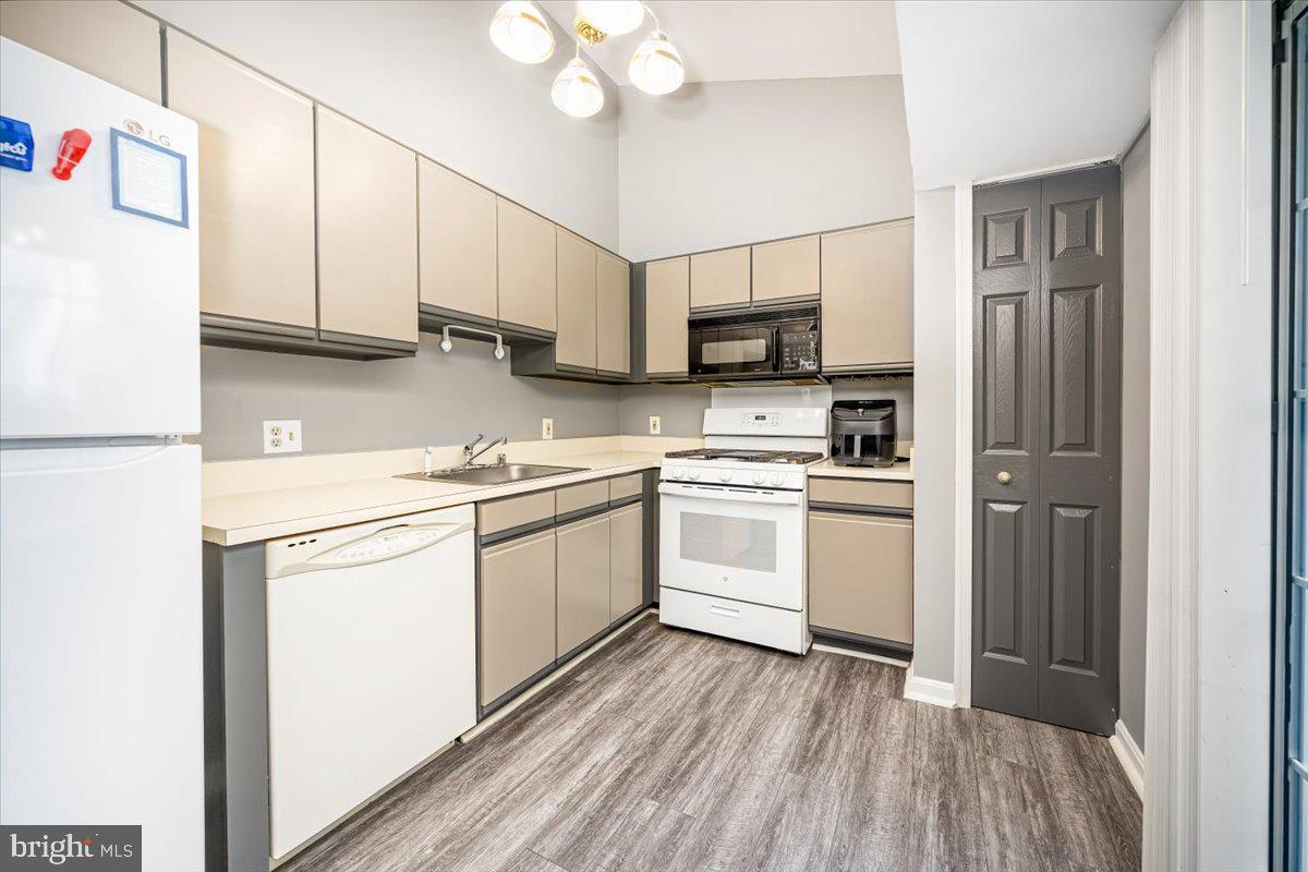 TAYLOR RIDGE CONDOMINIUMS - Residential