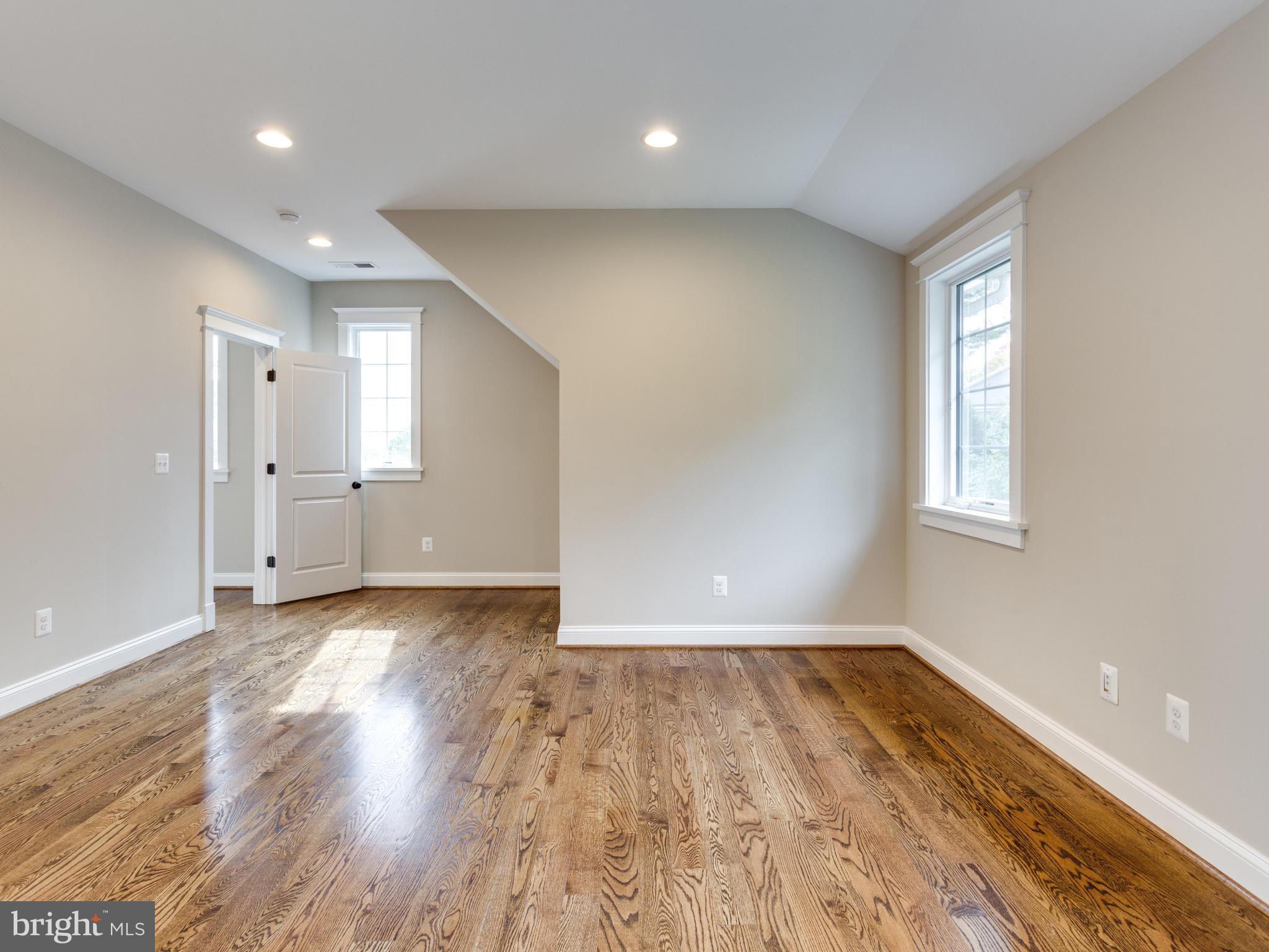 THE WILLIAMSBURG - Residential