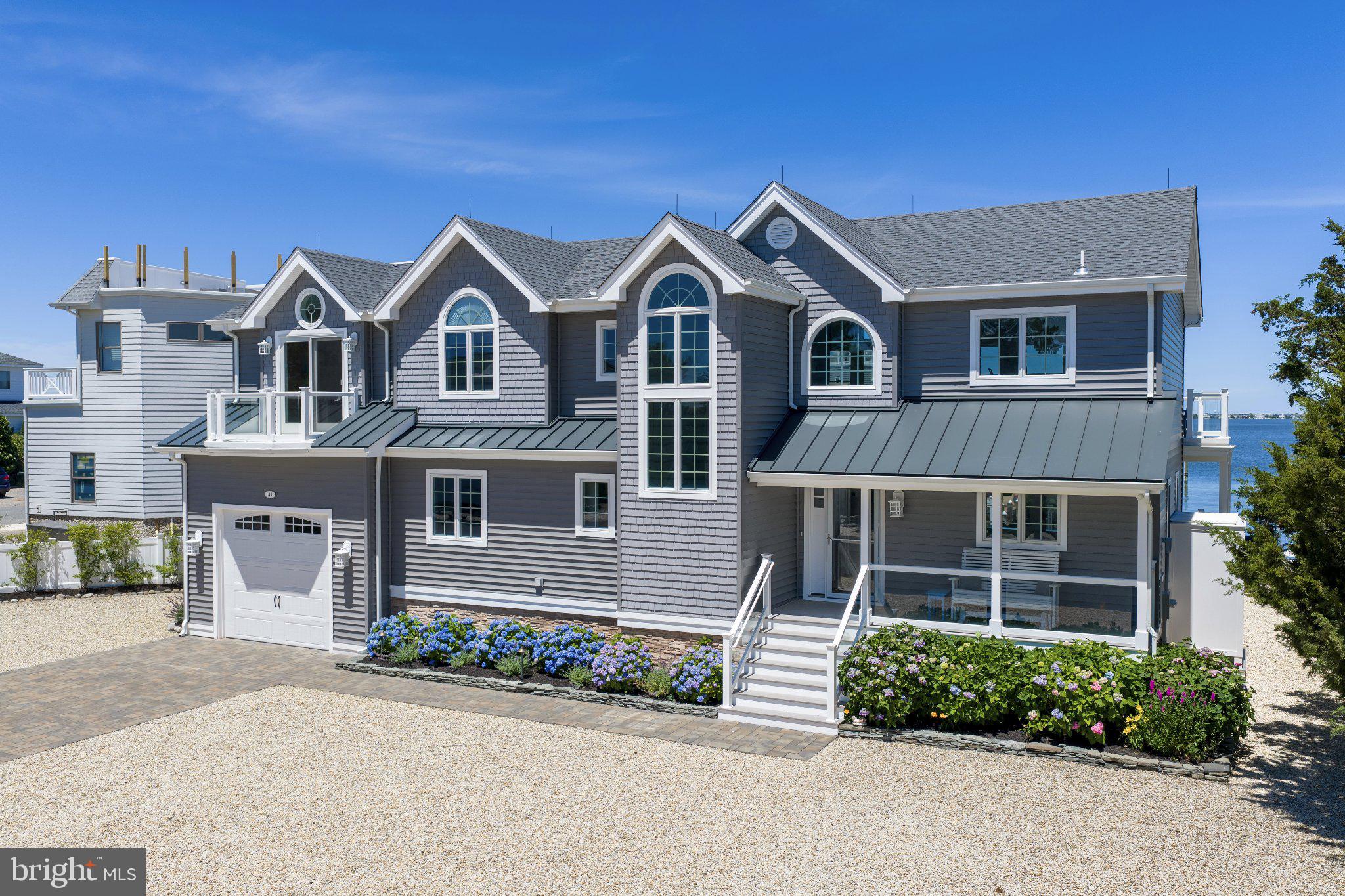 45 BUCKINGHAM AVENUE