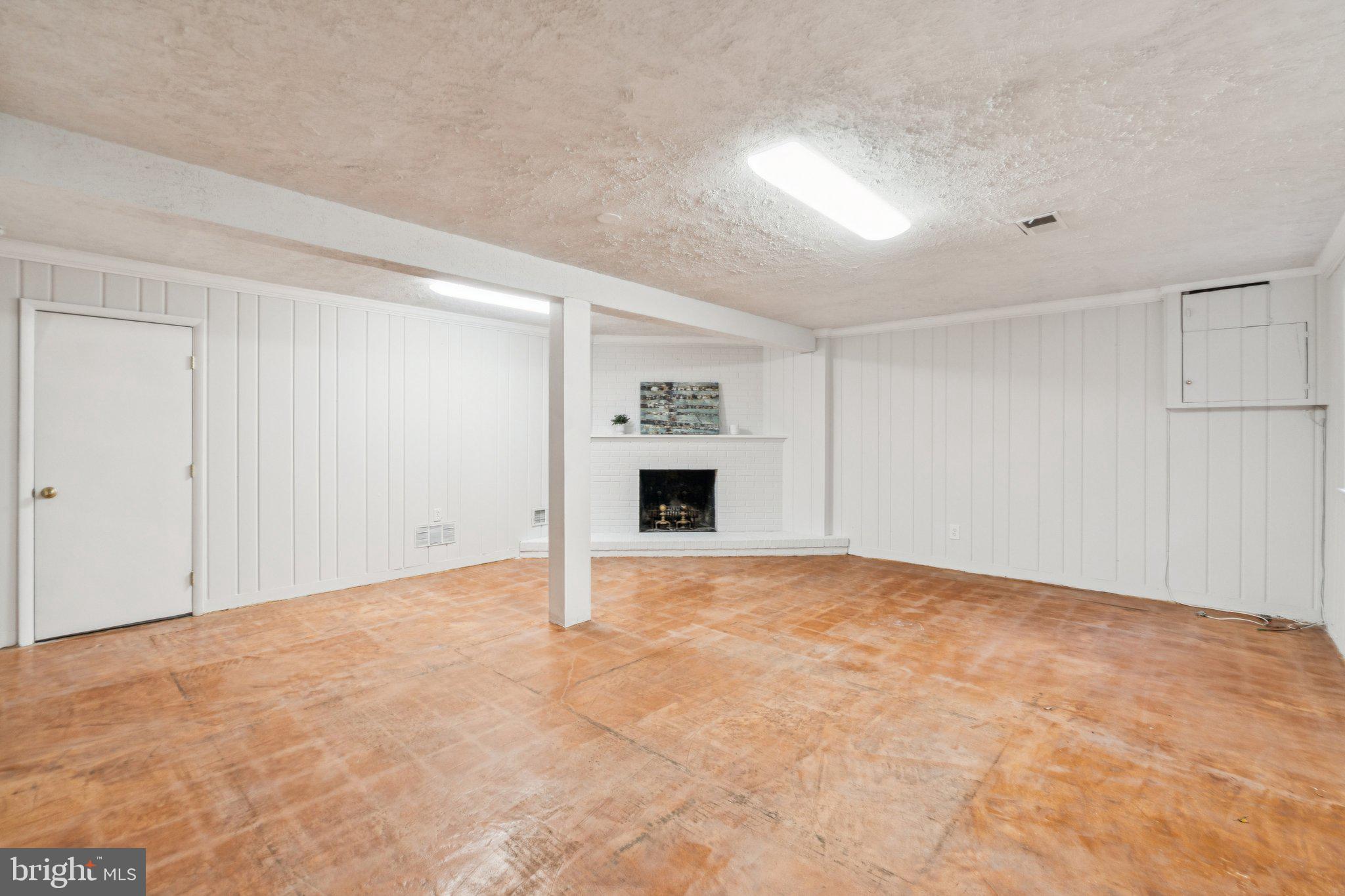 GOLF CLUB MANOR - Residential Lease