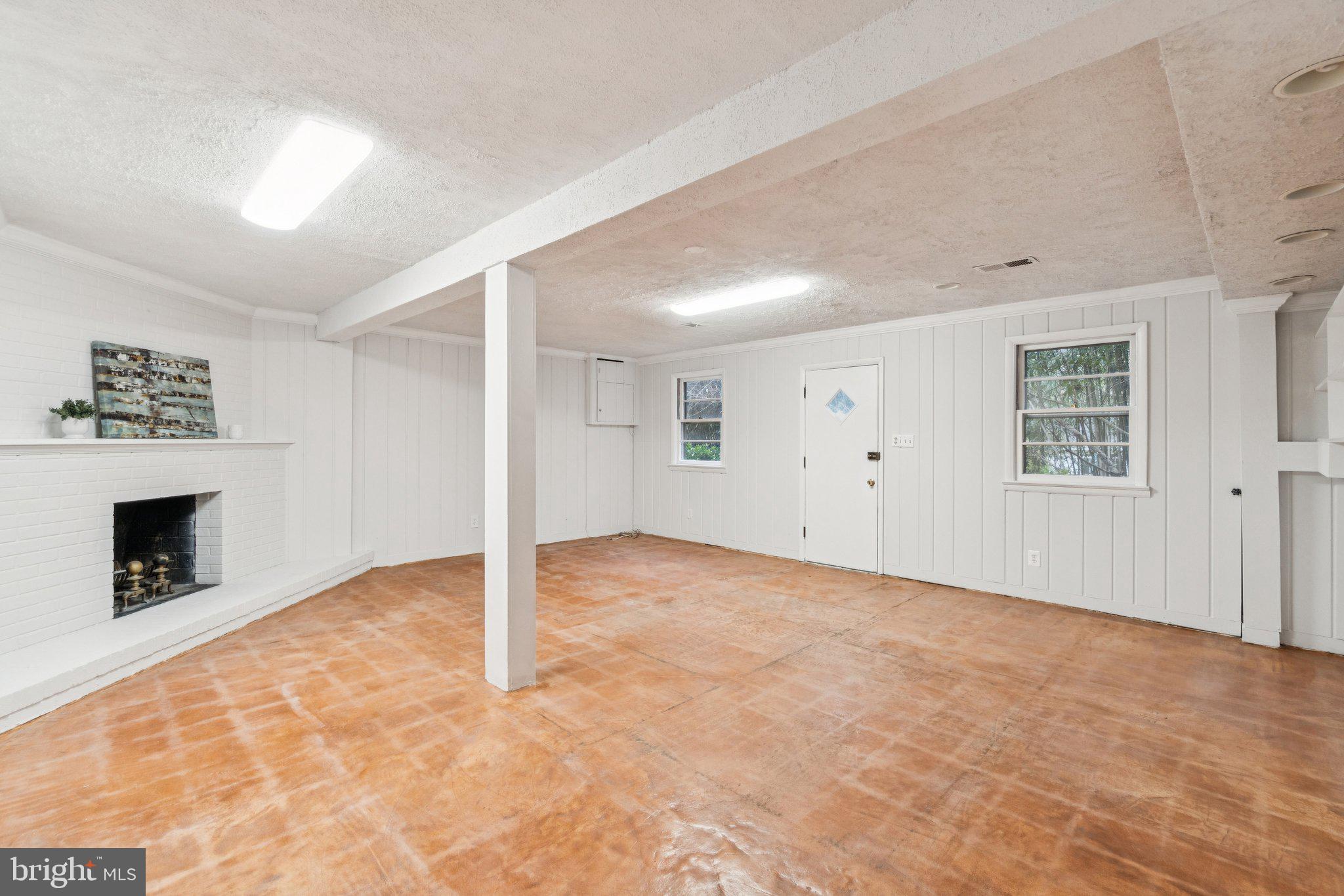 GOLF CLUB MANOR - Residential Lease