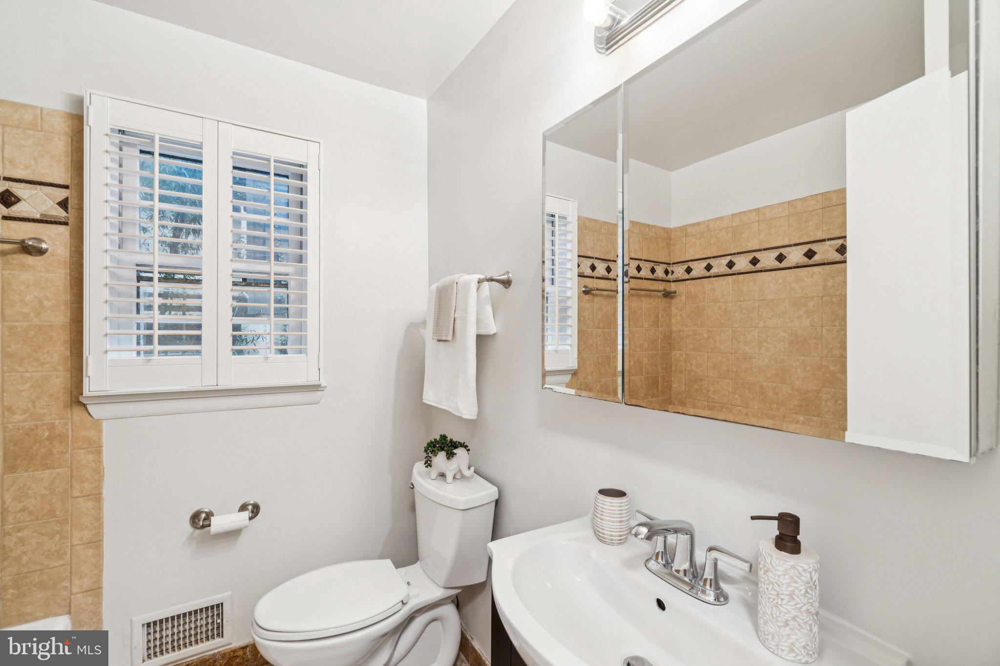 GOLF CLUB MANOR - Residential Lease