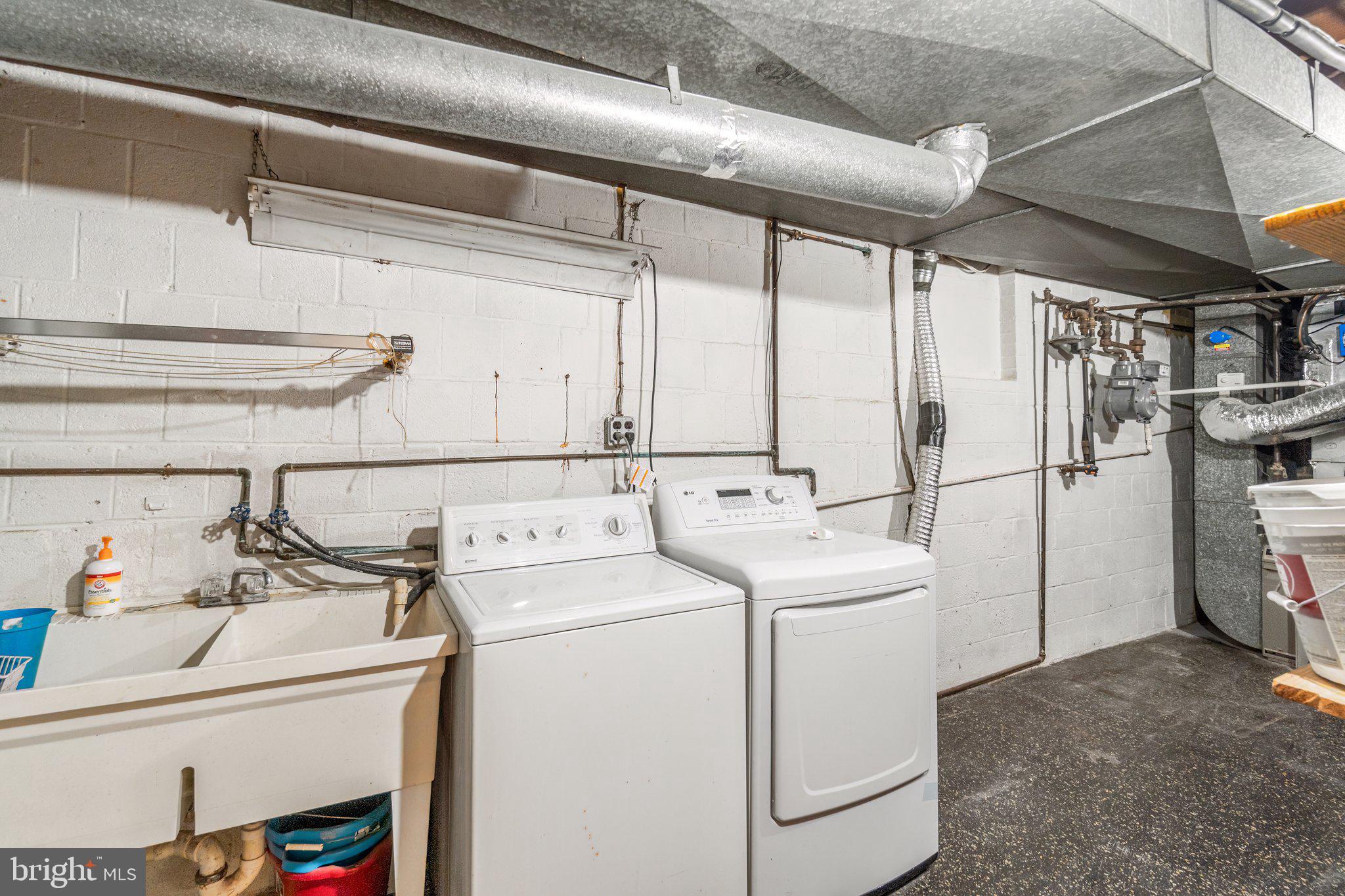 GOLF CLUB MANOR - Residential Lease