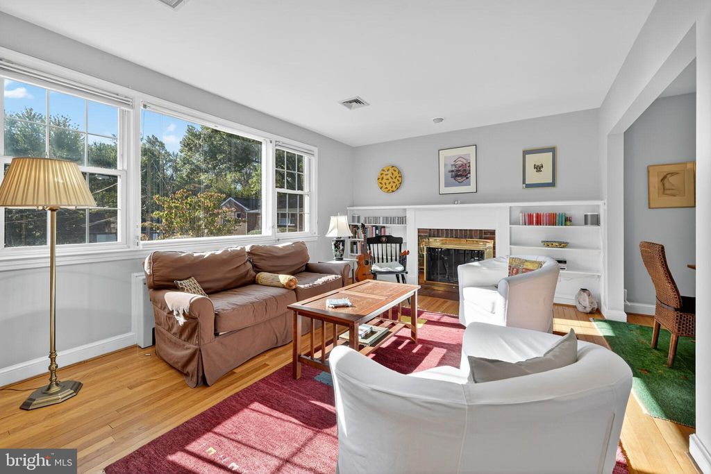 Photo of 402 Hinsdale Court, SILVER SPRING, MD 20901 (MLS # MDMC2205860)