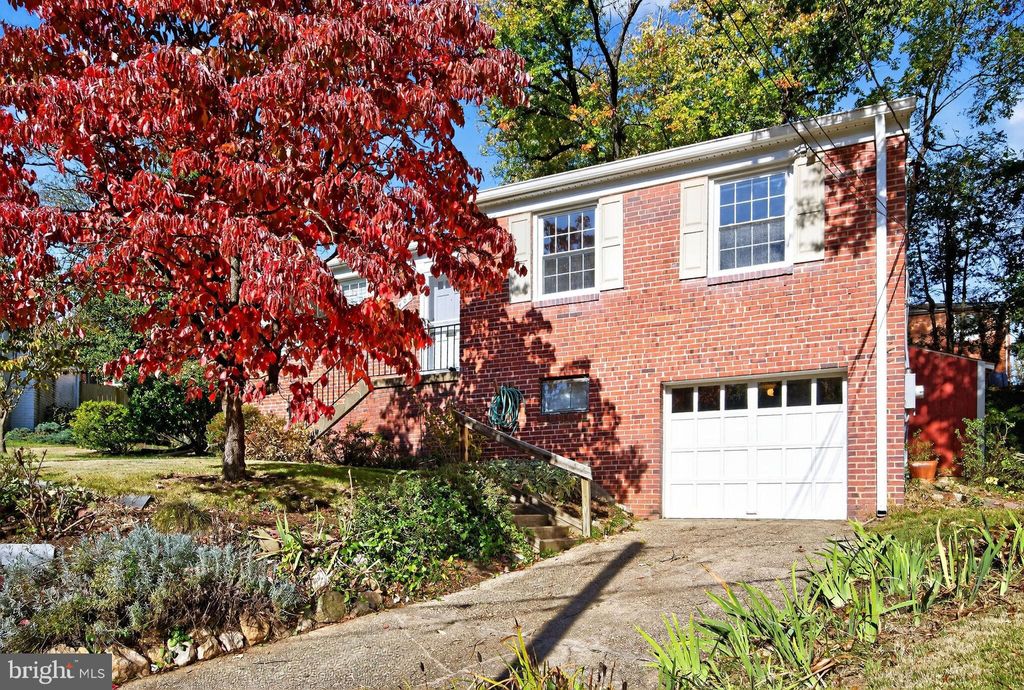 Photo of 402 Hinsdale Court, SILVER SPRING, MD 20901 (MLS # MDMC2205860)