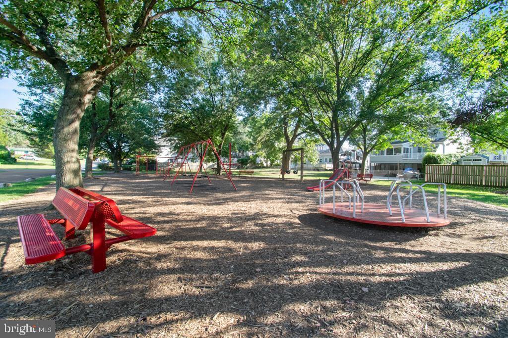 WOODLAND BEACH - Residential