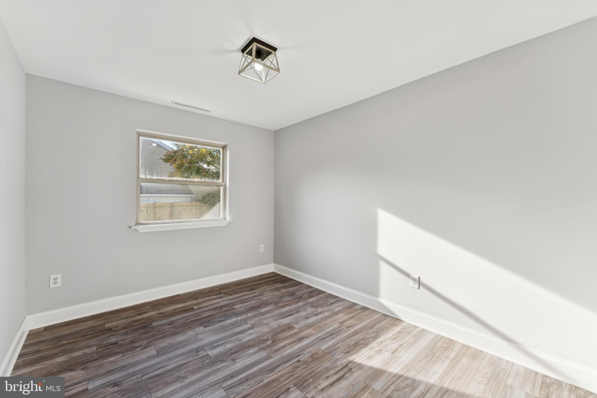 WOODLAND BEACH - Residential