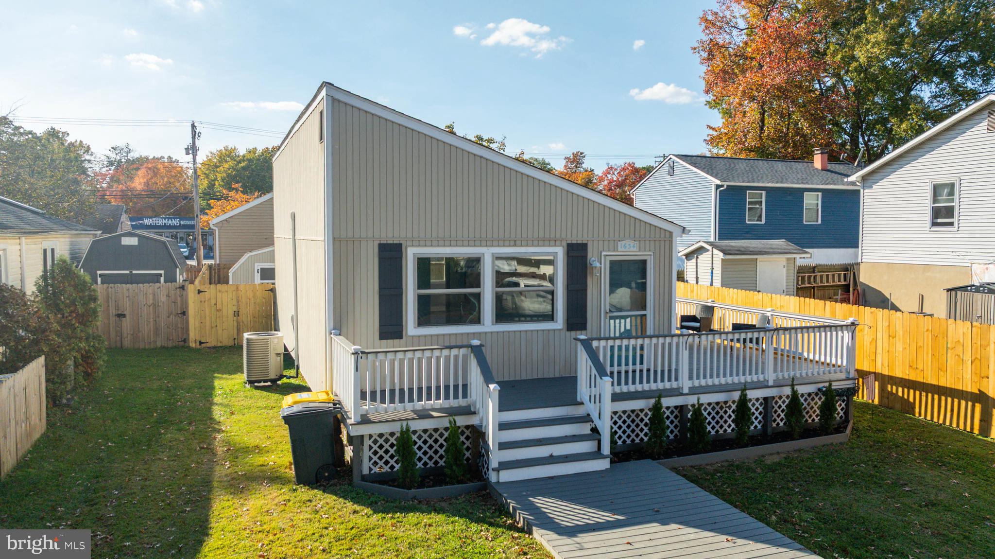 WOODLAND BEACH - Residential