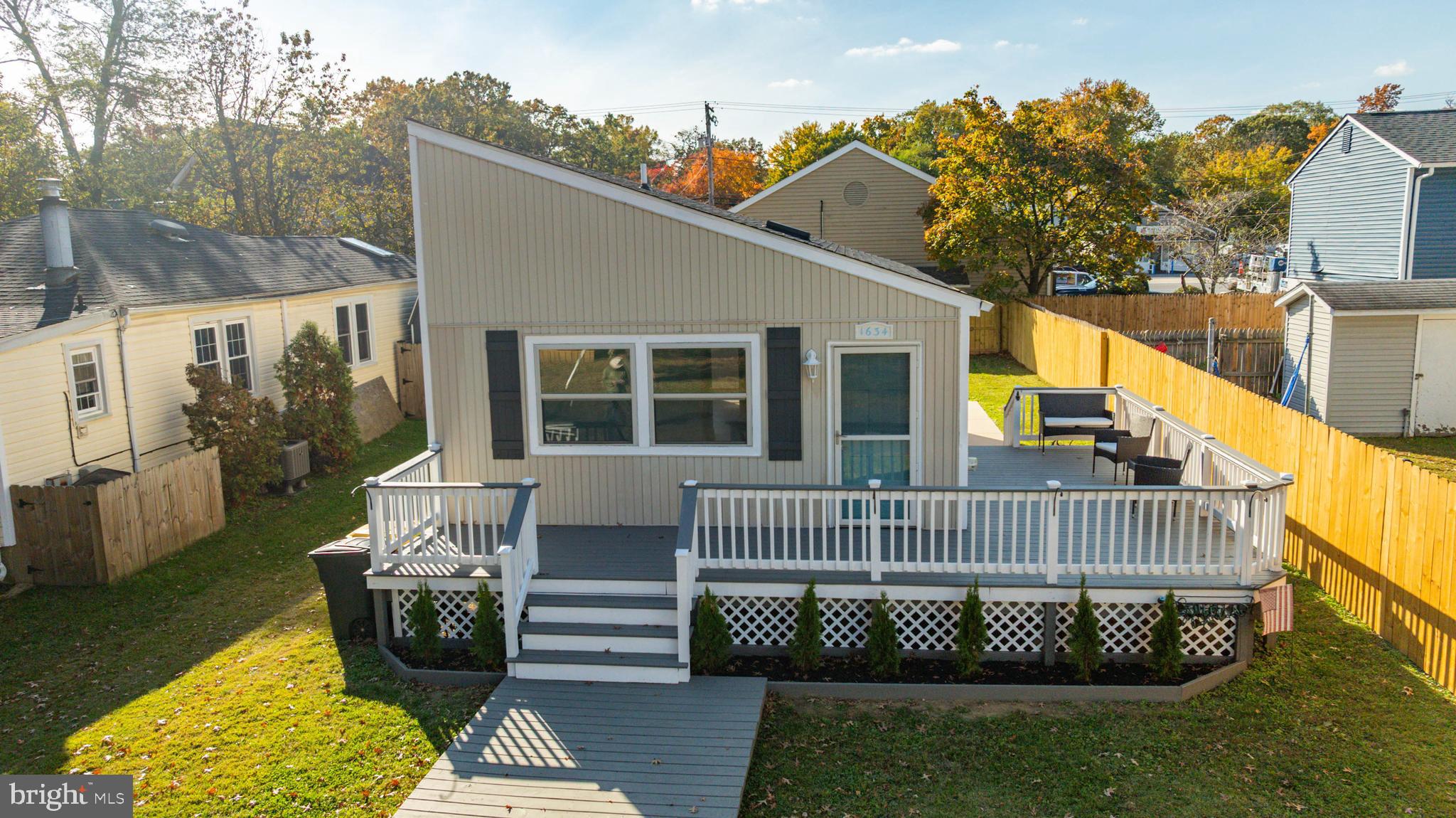 WOODLAND BEACH - Residential