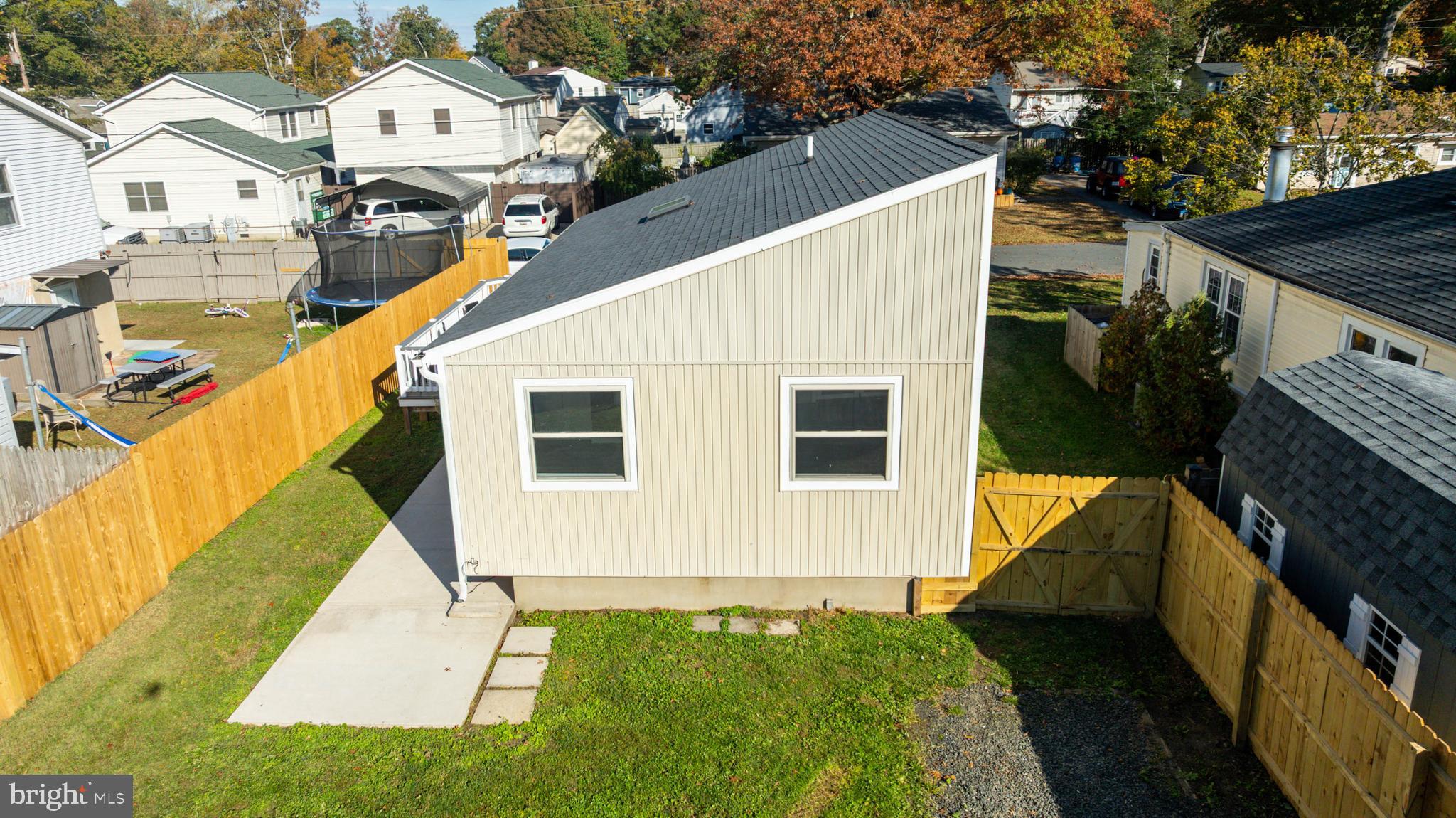 WOODLAND BEACH - Residential