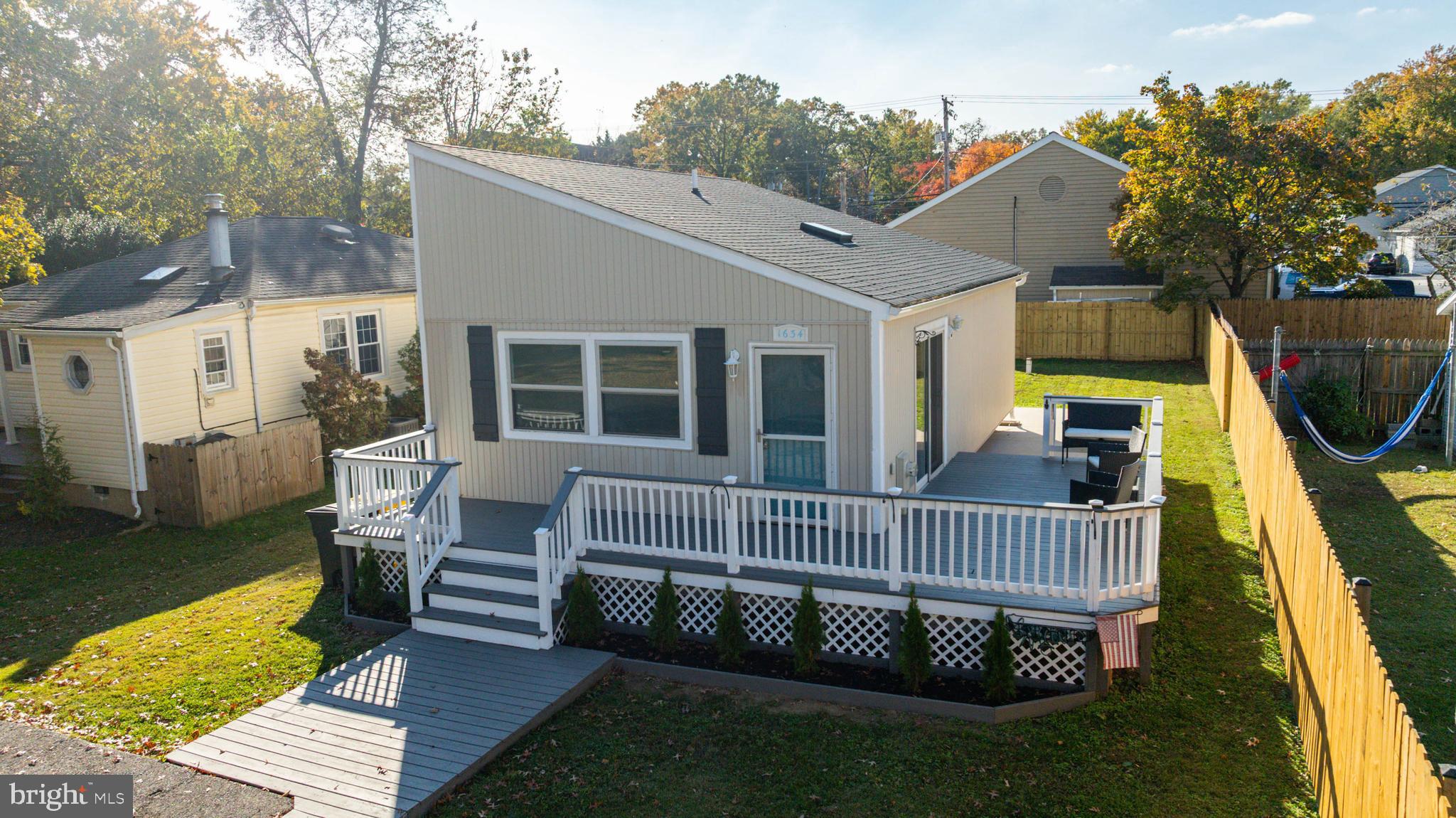 WOODLAND BEACH - Residential