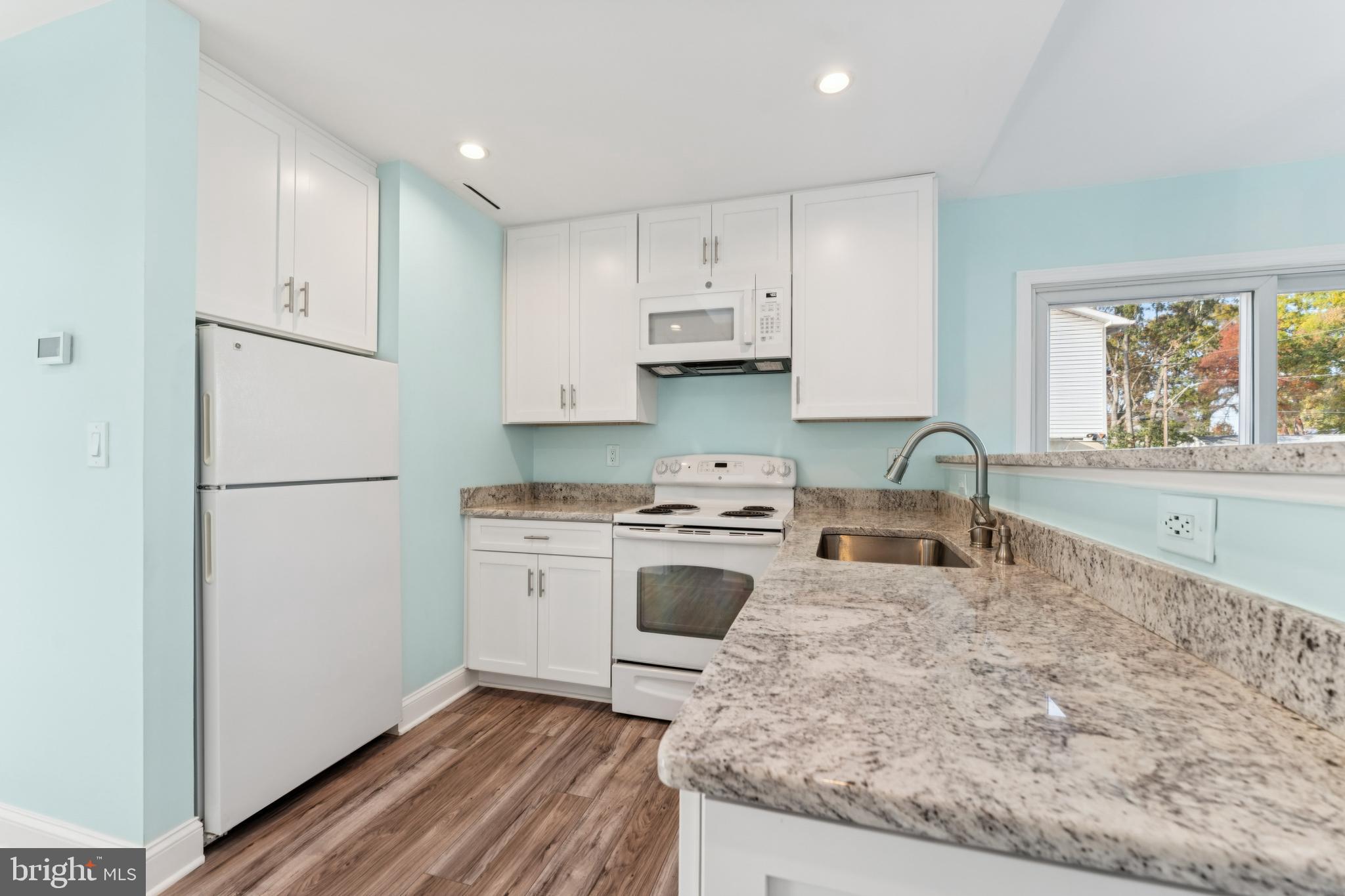 WOODLAND BEACH - Residential