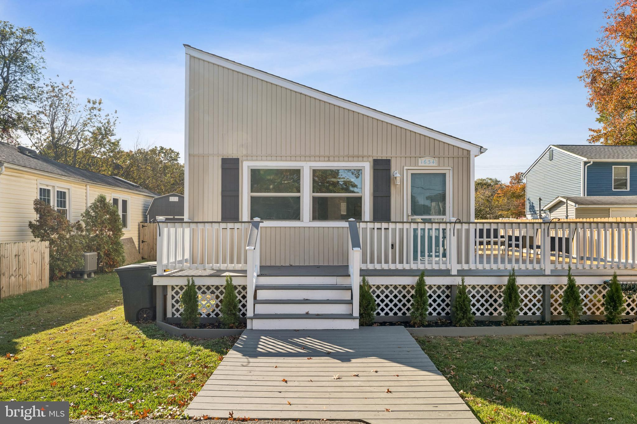 WOODLAND BEACH - Residential