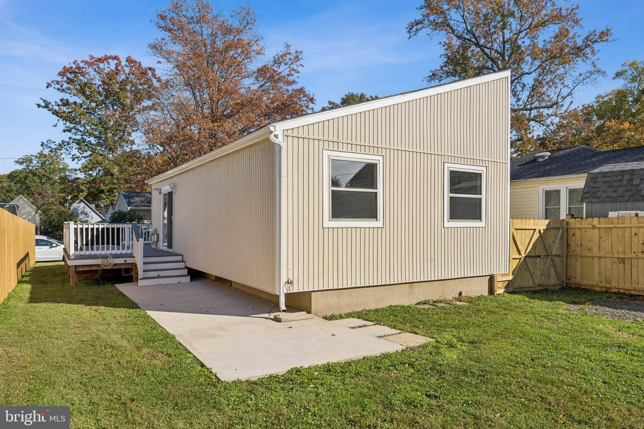 WOODLAND BEACH - Residential