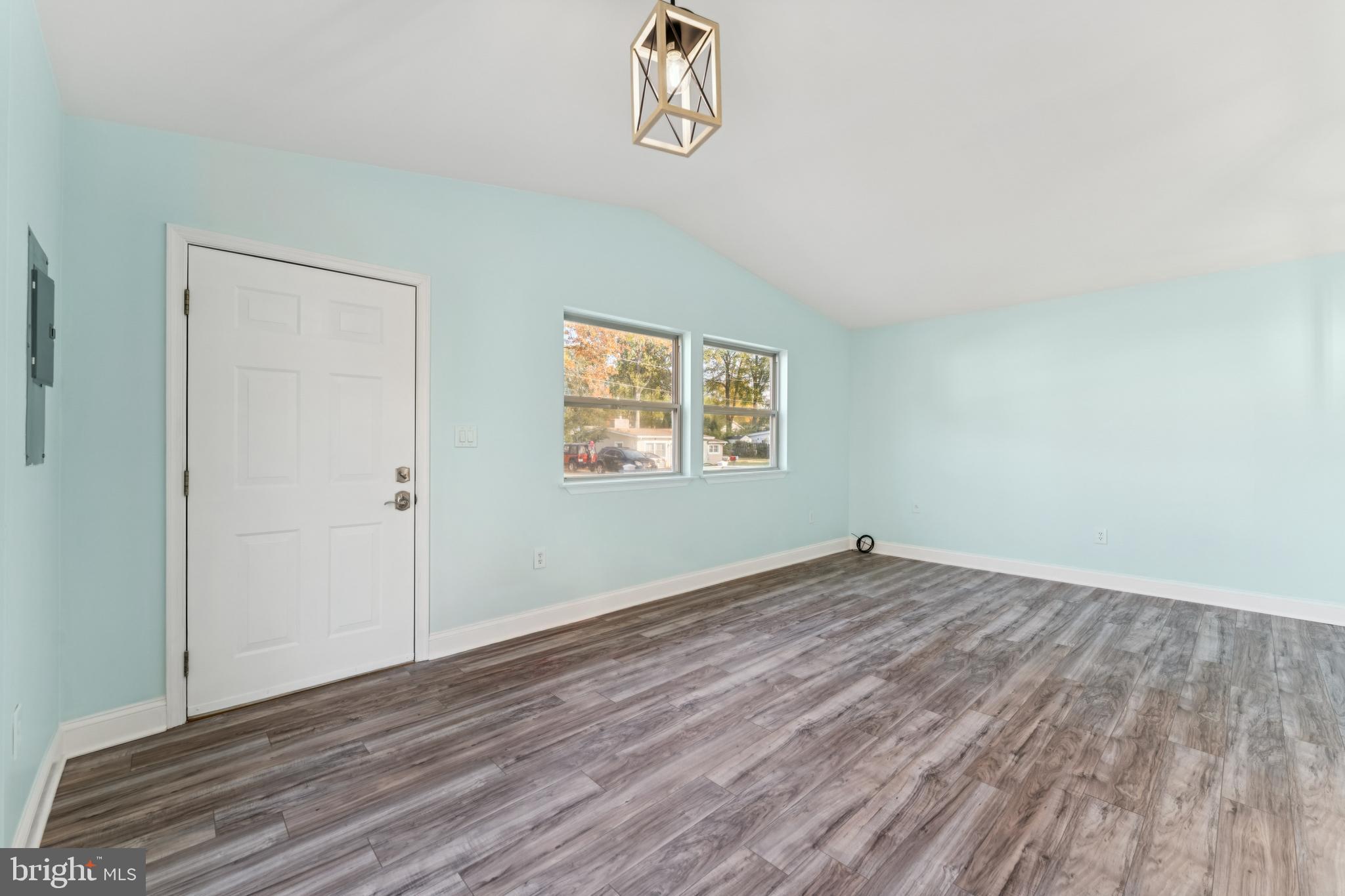 WOODLAND BEACH - Residential