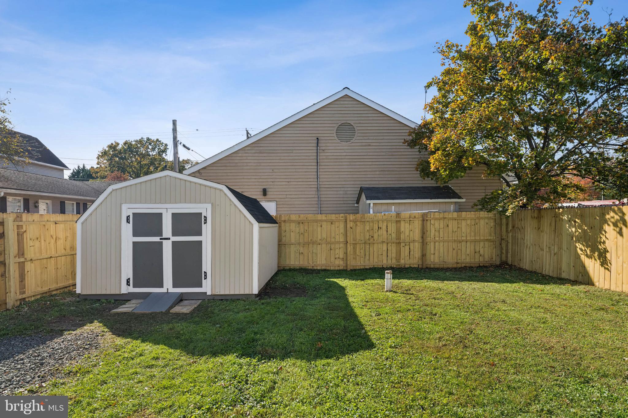 WOODLAND BEACH - Residential