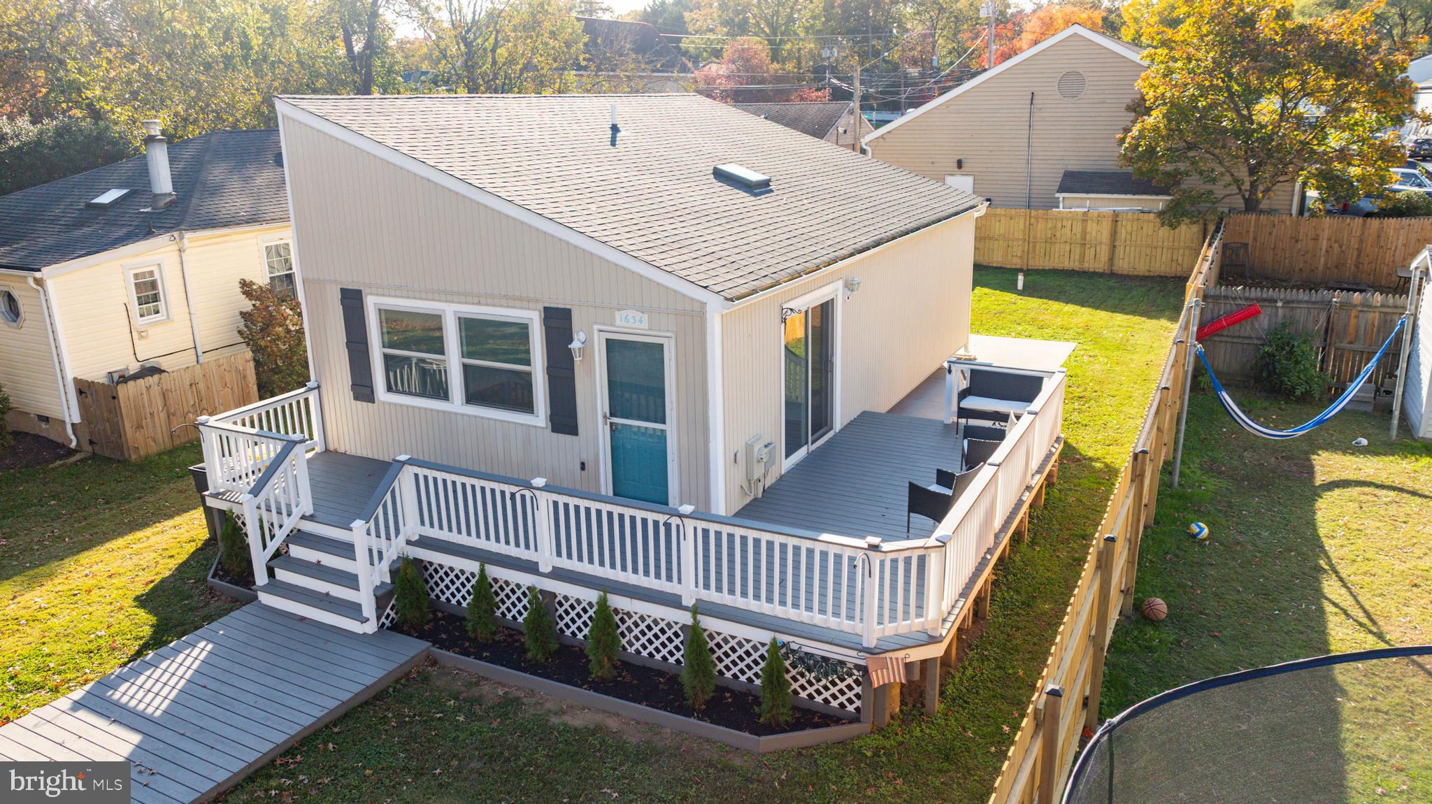 WOODLAND BEACH - Residential