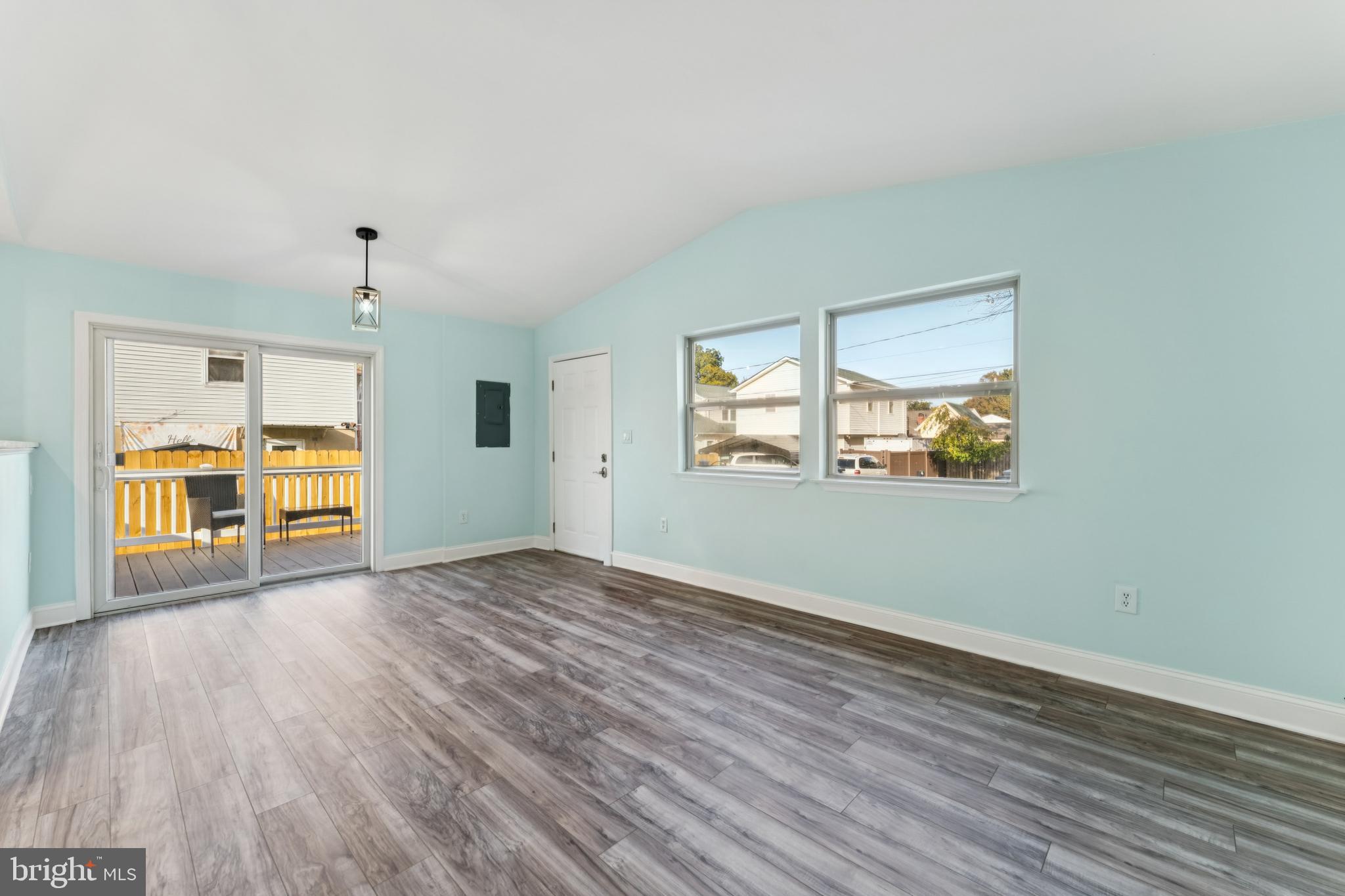 WOODLAND BEACH - Residential