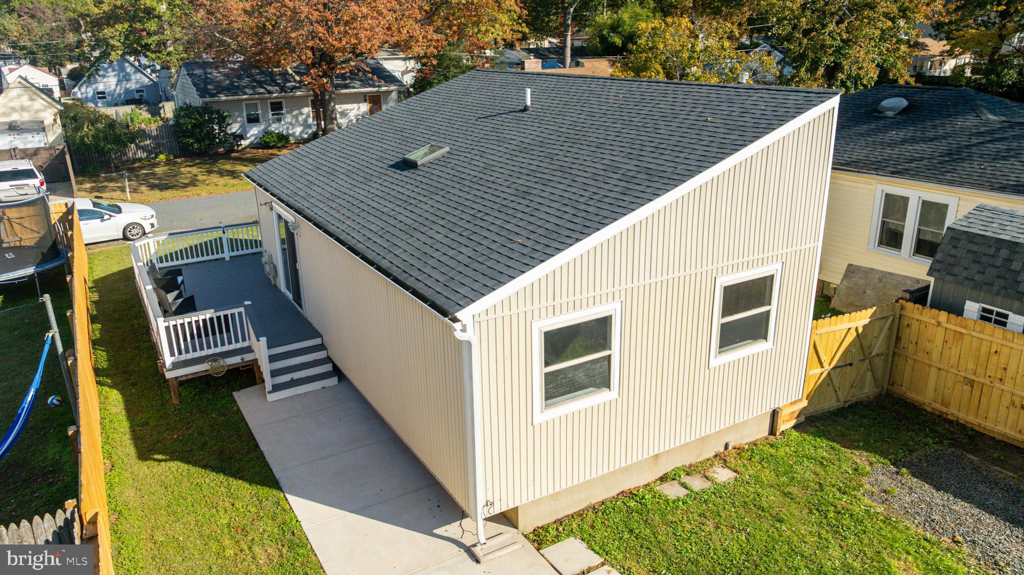 WOODLAND BEACH - Residential