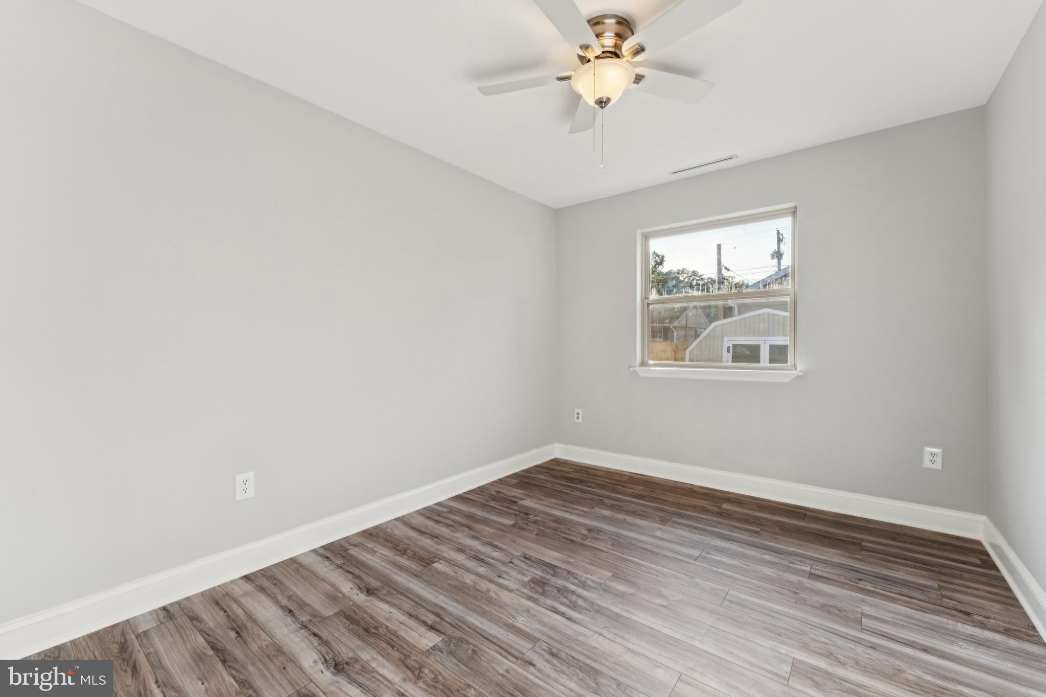 WOODLAND BEACH - Residential