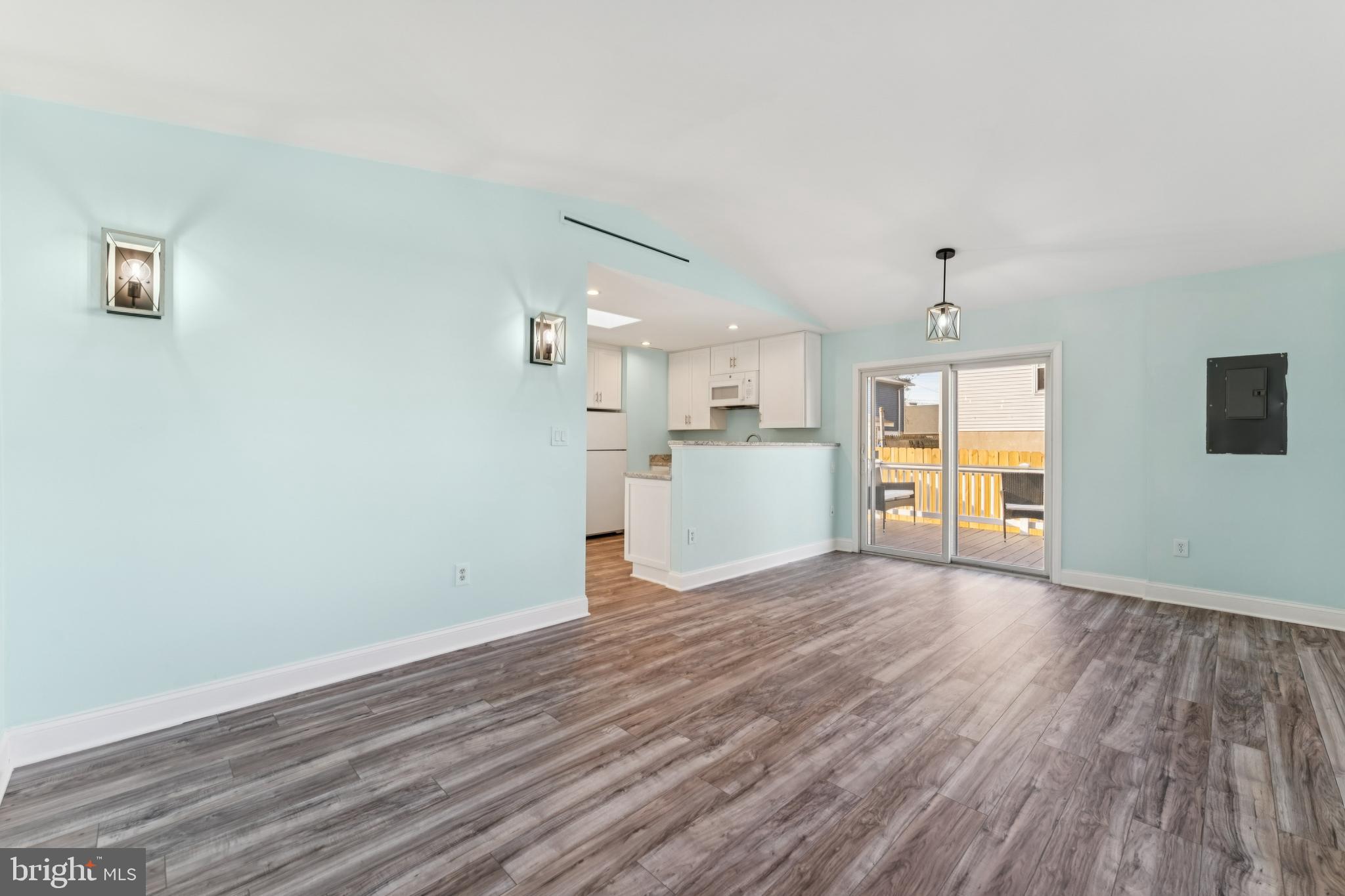 WOODLAND BEACH - Residential