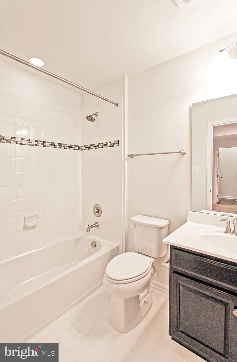 DISCOVERY SQUARE - Residential Lease