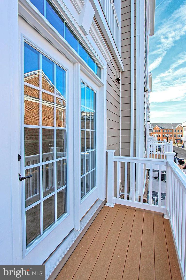 DISCOVERY SQUARE - Residential Lease