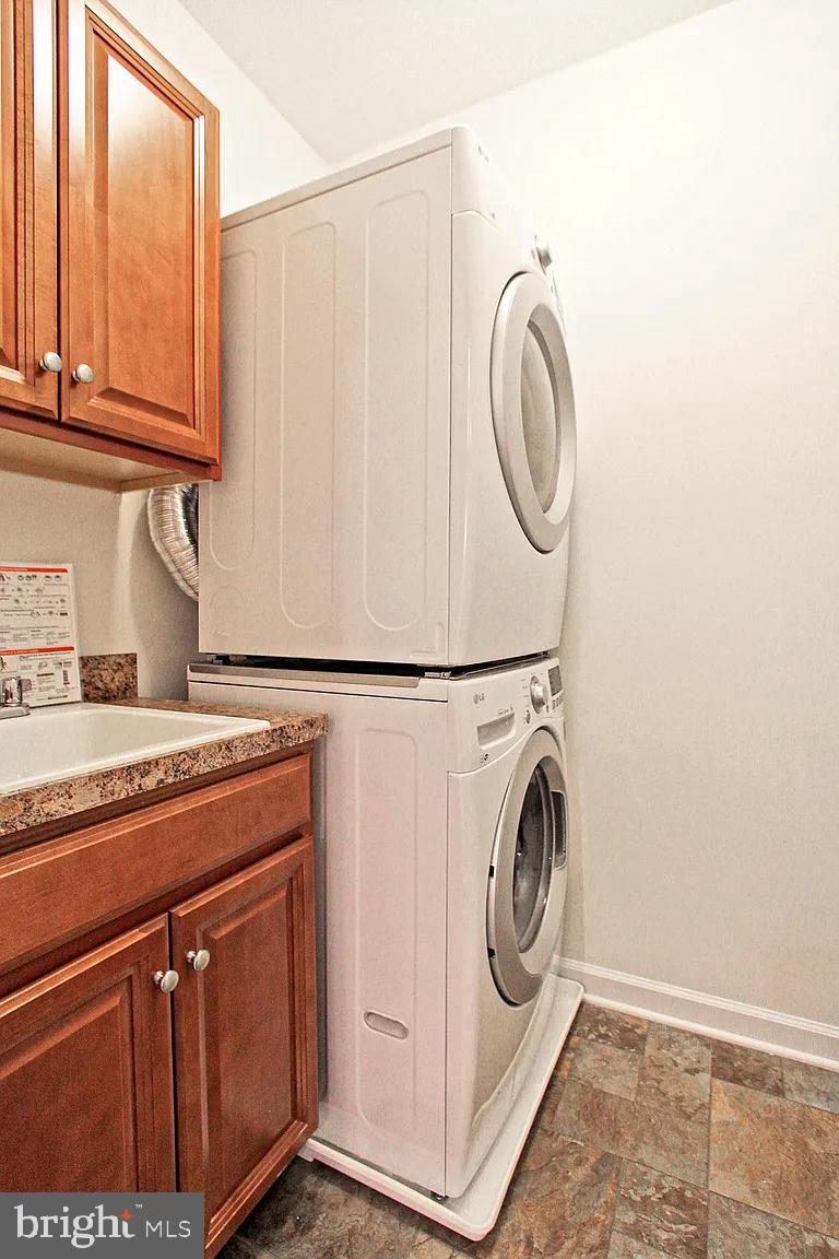 DISCOVERY SQUARE - Residential Lease