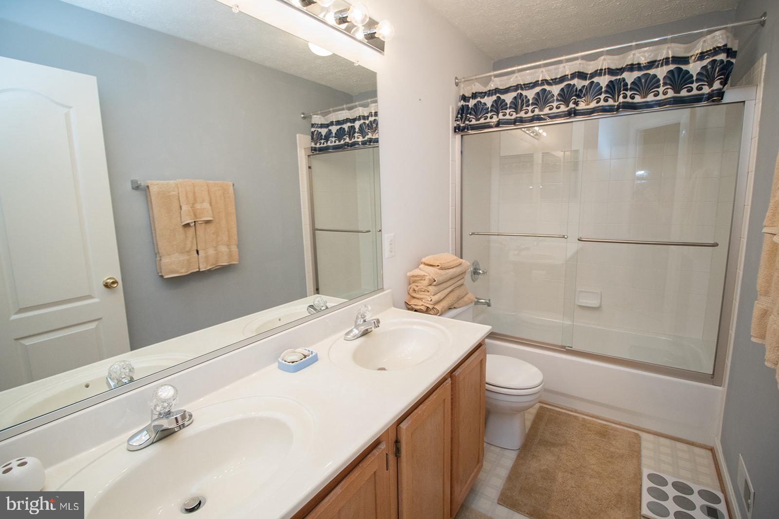 VILLAS ON WATERS EDGE - Residential