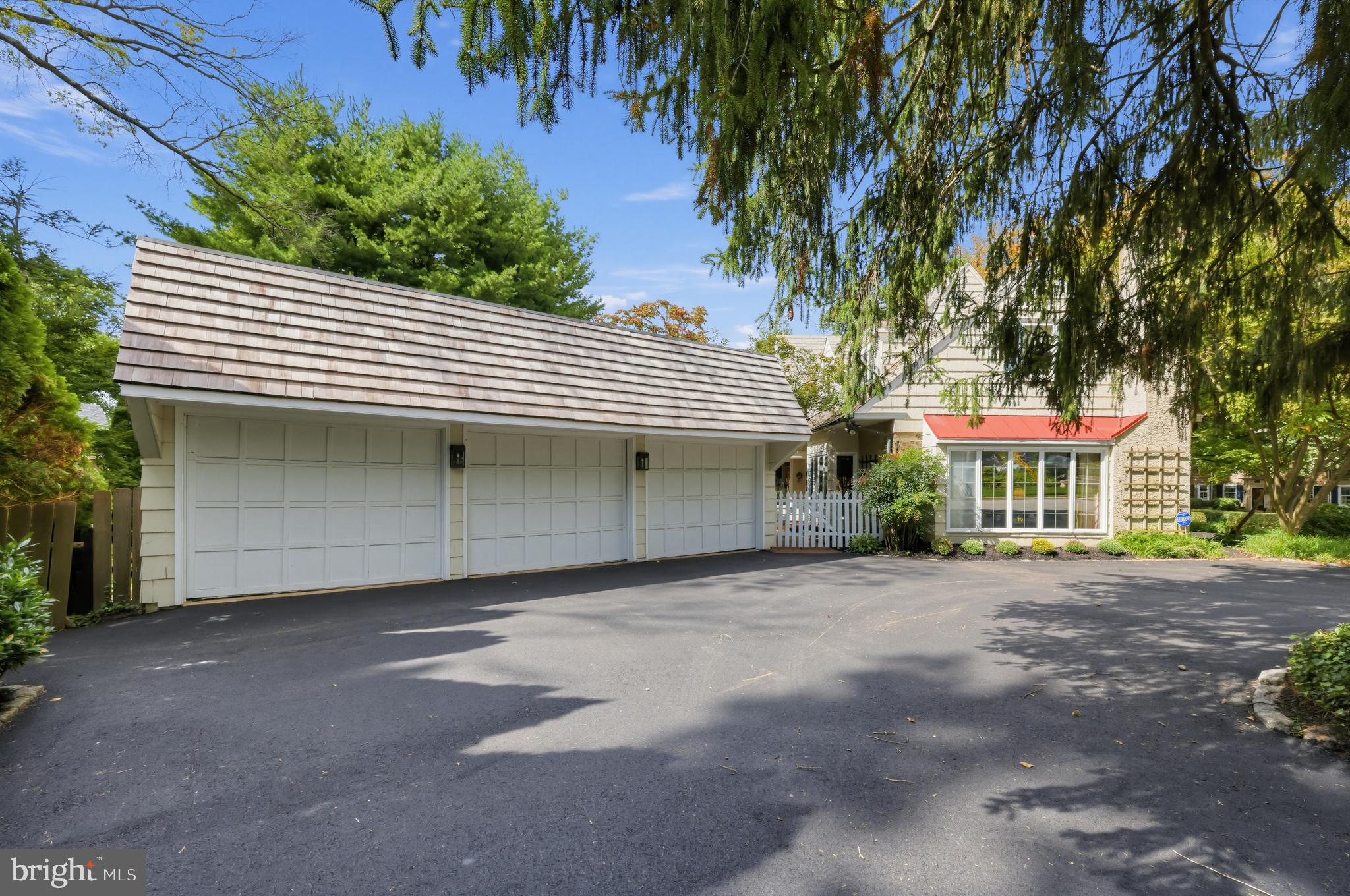 705 CLOVERLY AVENUE