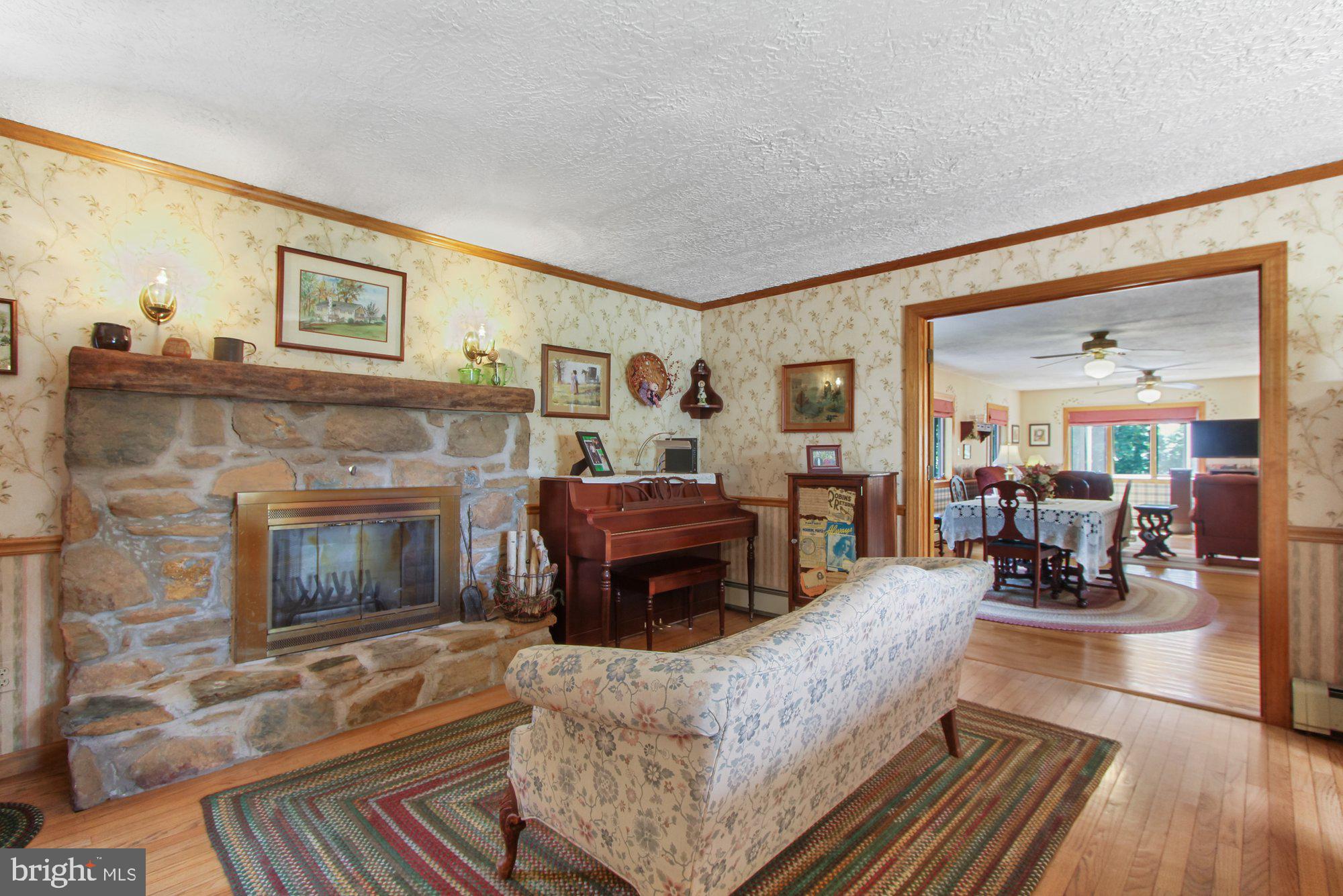 MANIFOLD MANOR - Residential