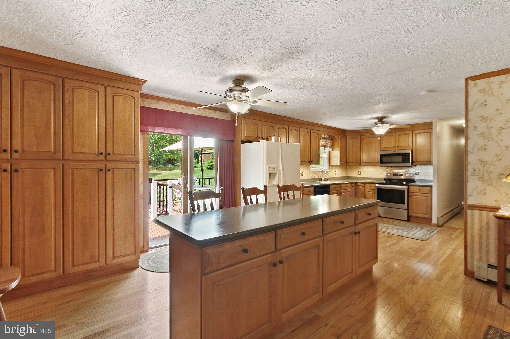 MANIFOLD MANOR - Residential