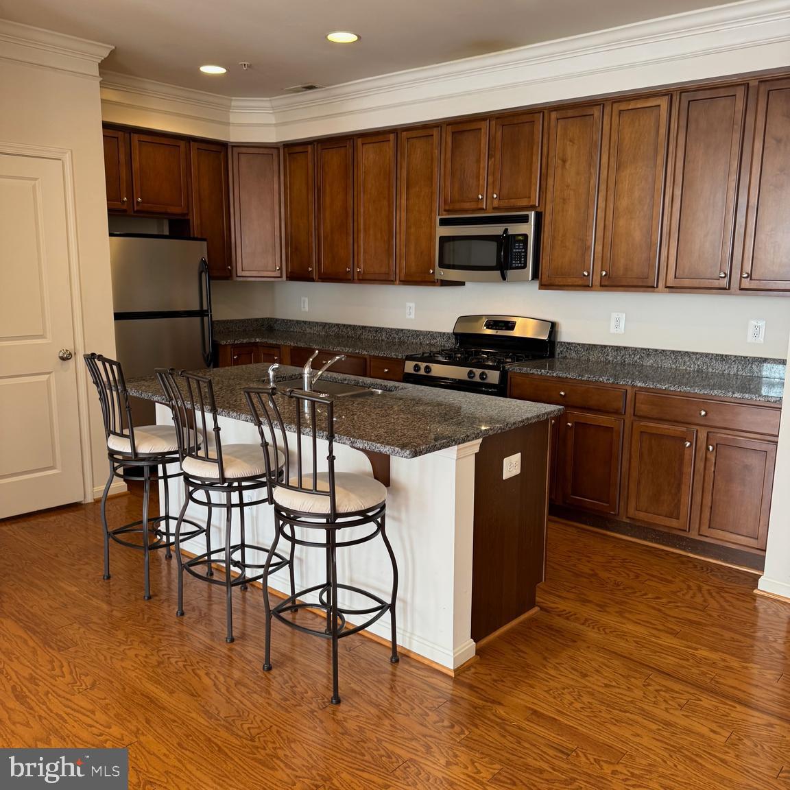 MADISON CRESCENT CONDOMINIUM - Residential Lease