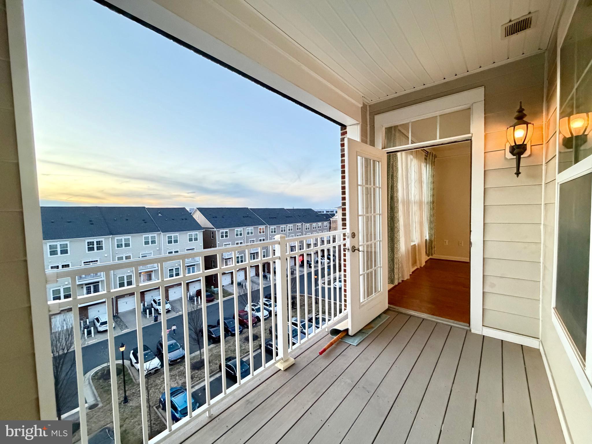 DISCOVERY SQUARE - Residential